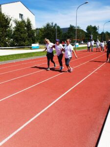 Entraide à la course flamme olympique