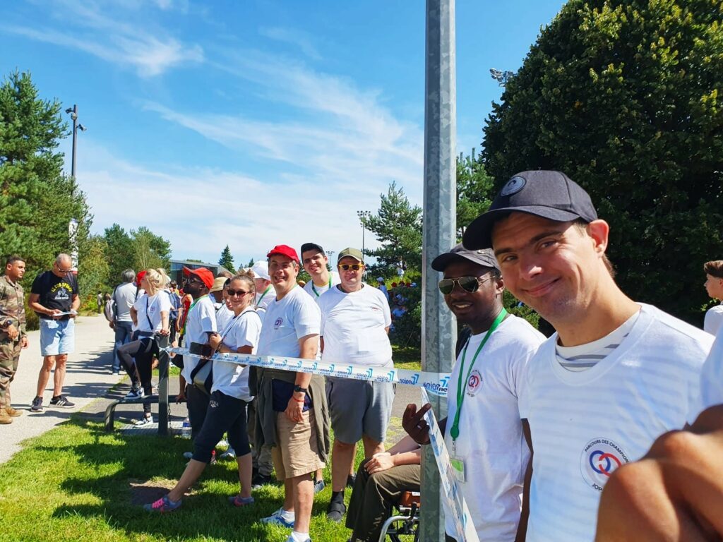 groupe devant le passage de la torche olympique