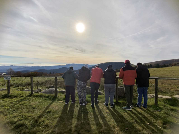 personne de dos regardant le paysage des Vosges