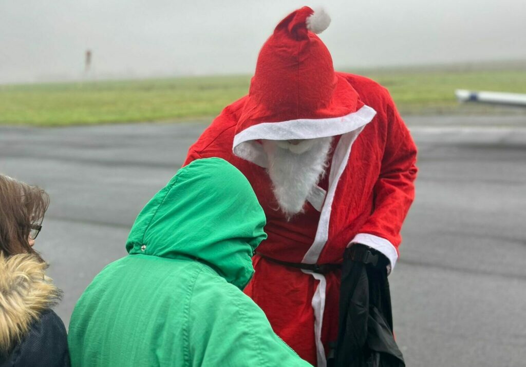 Père Noël distribue des bonbons à l'aérodrome de Mouroux