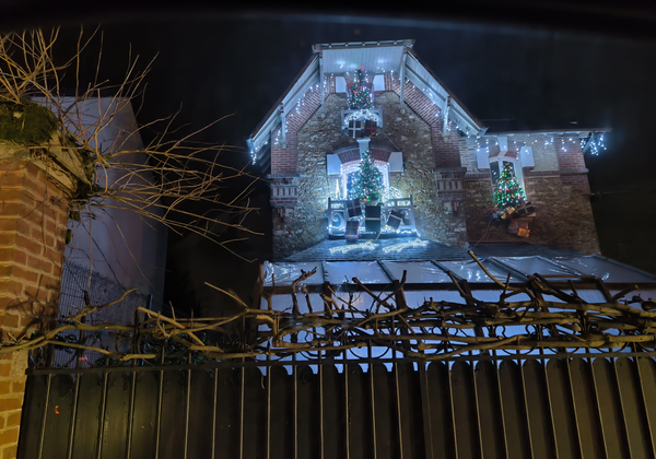 Maison décorée pour Noël avec un portail à Farmoutiers