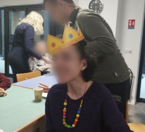 personne avec une couronne de la galette des rois